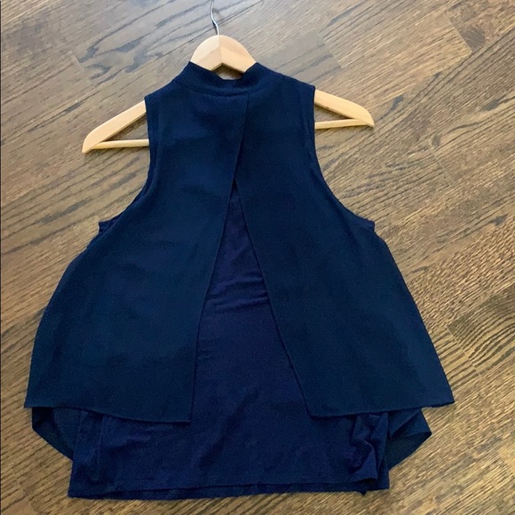 Women’s Sleeveless Blouse - Picture 4 of 4